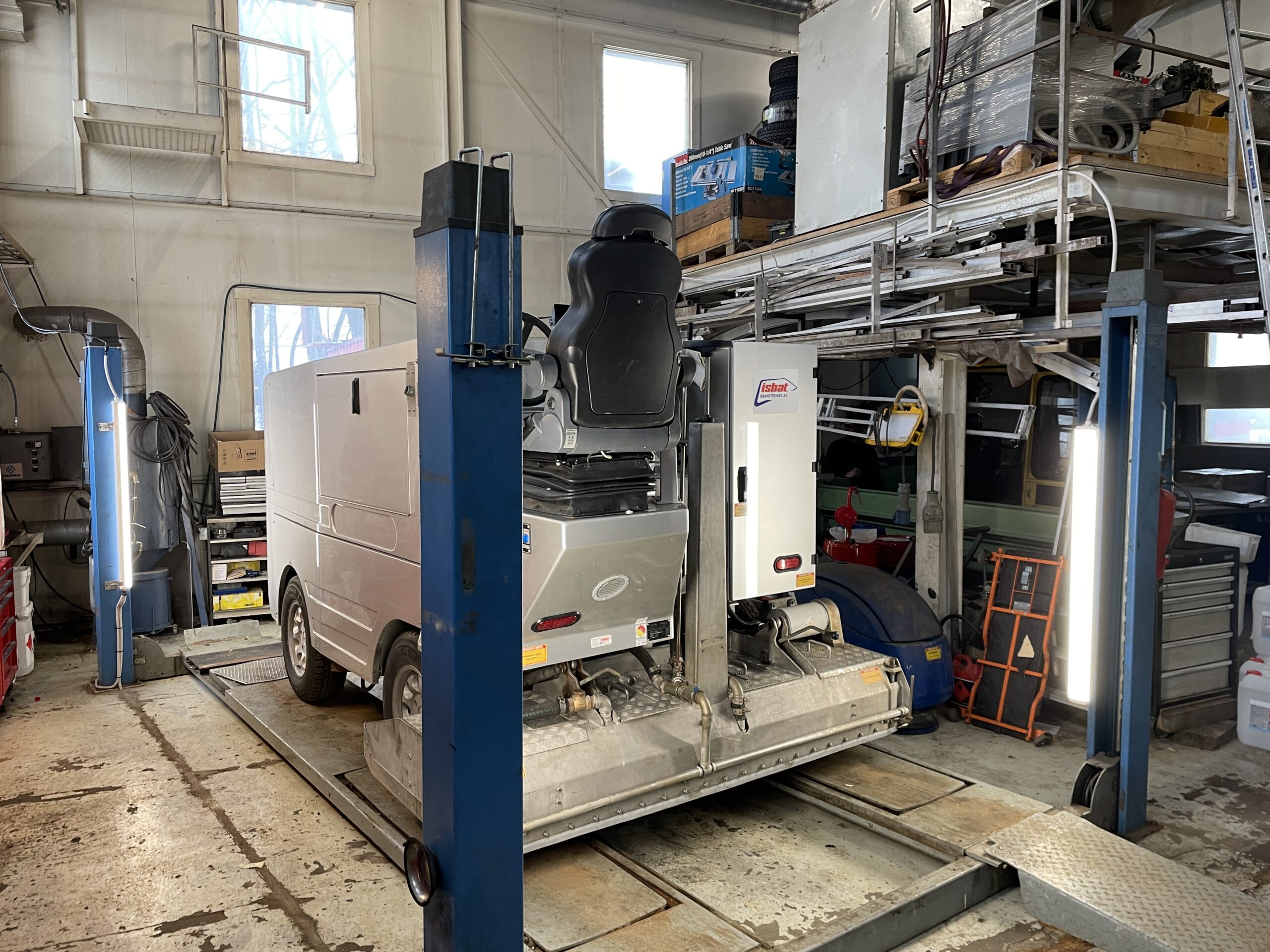 Service på ismaskin sett fra siden